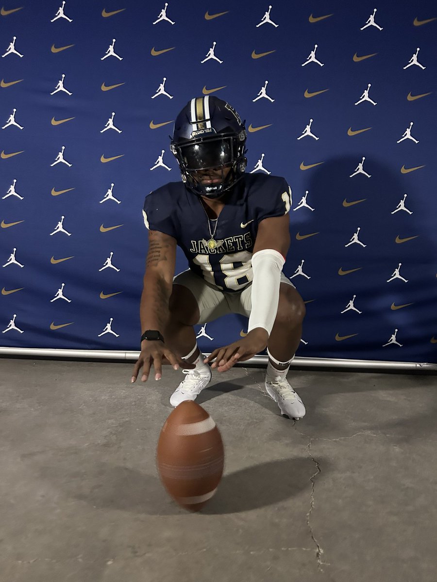 dreams_jayy's tweet photo. Wanna thank @HPUFootball for Letting me visit and tha man that allowed me to make this opportunity🐝 happen
@Coach_Turner88
#stingem https://t.co/JWU7qNQymv