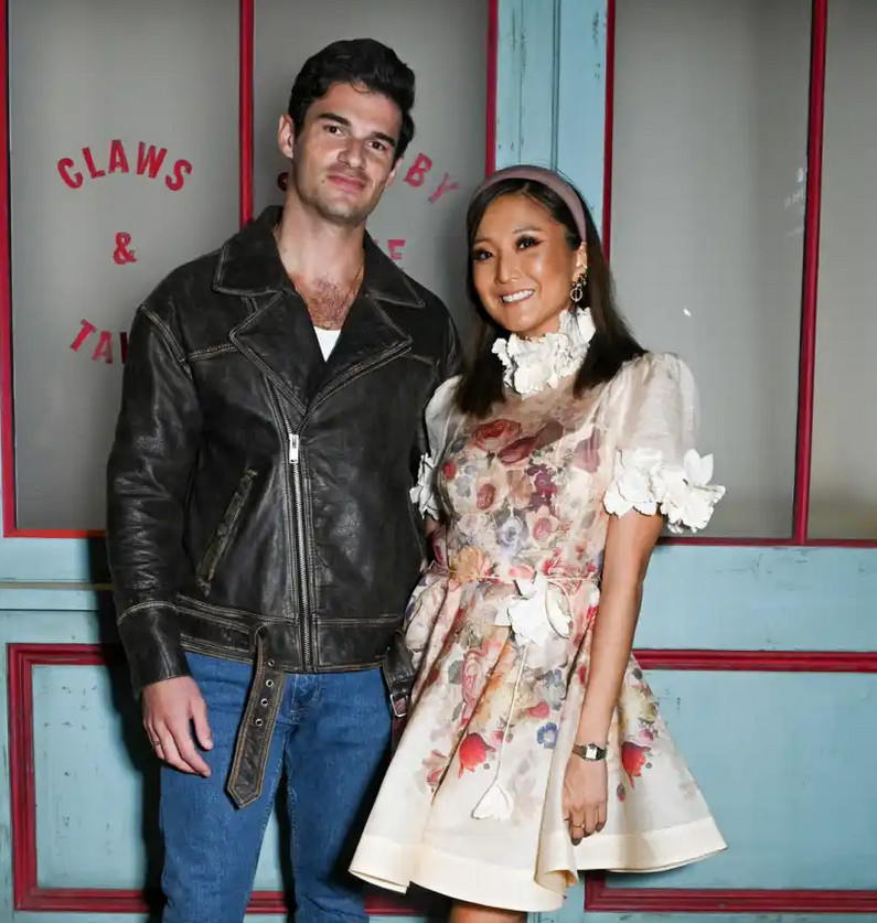 PeopleMagInside's tweet image. Camille&amp;amp; Genevieve ’s gone 🙌 “Emily in Paris” just leveled up 😎 Unknown actors &amp;gt; her 😂 Michel Laroque, where you at? 🎬🔥 #Netflix #EmilyInParis #CastingGoals