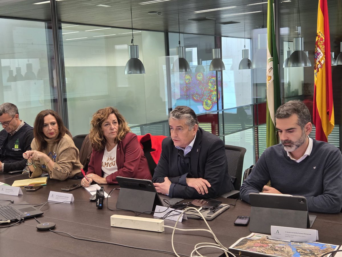 antoniosanz's tweet photo. Nos hemos reunido en #EMA112 para coordinar los distintos departamentos de  @AndaluciaJunta ante la situación meteorológica e hidrológica de esta semana, que se plantea extremadamente compleja en #Andalucía. 

⚠️Frente a los riesgos, la prevención y autoprotección salva vidas.

¡No te la juegues! sigue estas instrucciones de @E112Andalucia 

#AndalucíaPreviene 
#FMA #RíoAtmosférico