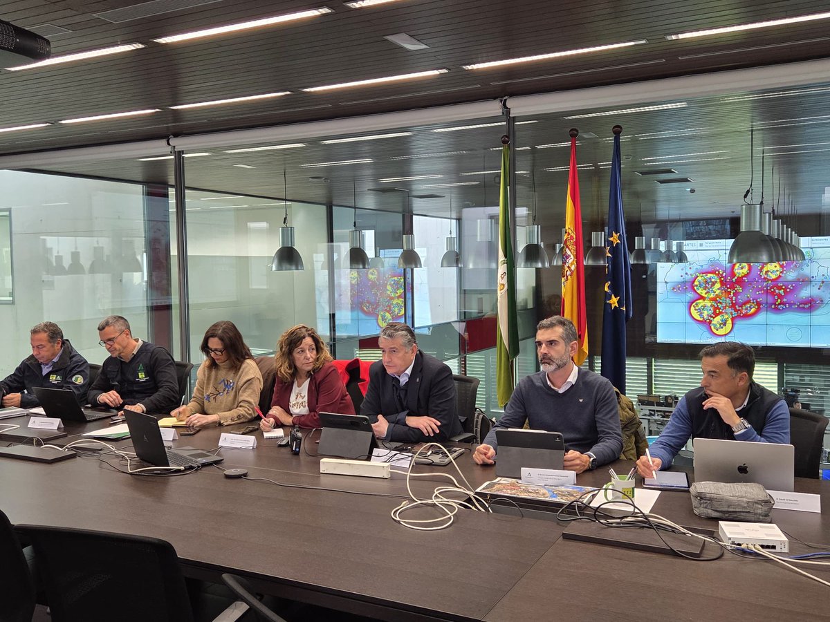 Nos hemos reunido en #EMA112 para coordinar los distintos departamentos de  <a href="/AndaluciaJunta/">Junta de Andalucía</a> ante la situación meteorológica e hidrológica de esta semana, que se plantea extremadamente compleja en #Andalucía. 

⚠️Frente a los riesgos, la prevención y autoprotección salva vidas.