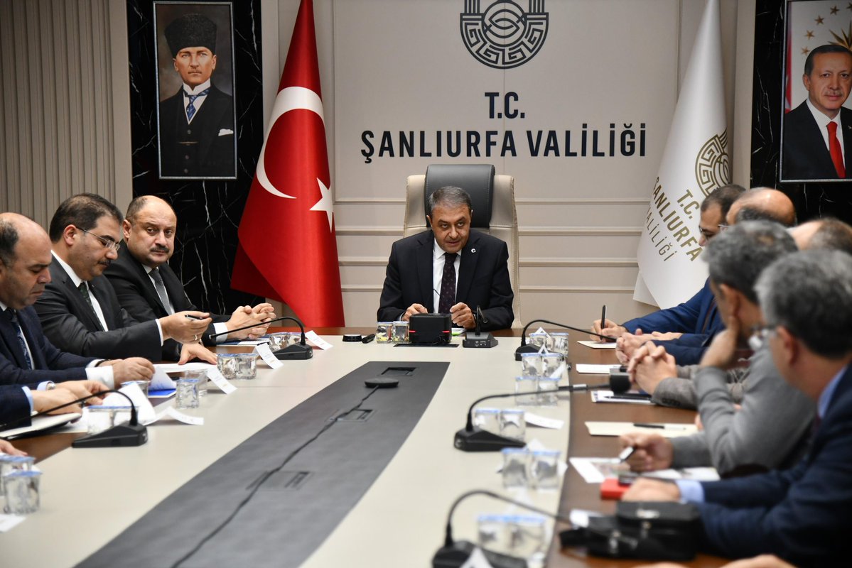 Şanlıurfa Büyükşehir Belediye Başkanımız Mehmet Kasım Gülpınar, Şanlıurfa Valisi Hasan Şıldak Başkanlığında düzenlenen Dergâh Balıklıgöl Platosu Komisyon Toplantısı’na katıldı.

Toplantıda, Balıklıgöl Platosu’nun korunması, geliştirilmesi ve sürdürülebilir şekilde gelecek