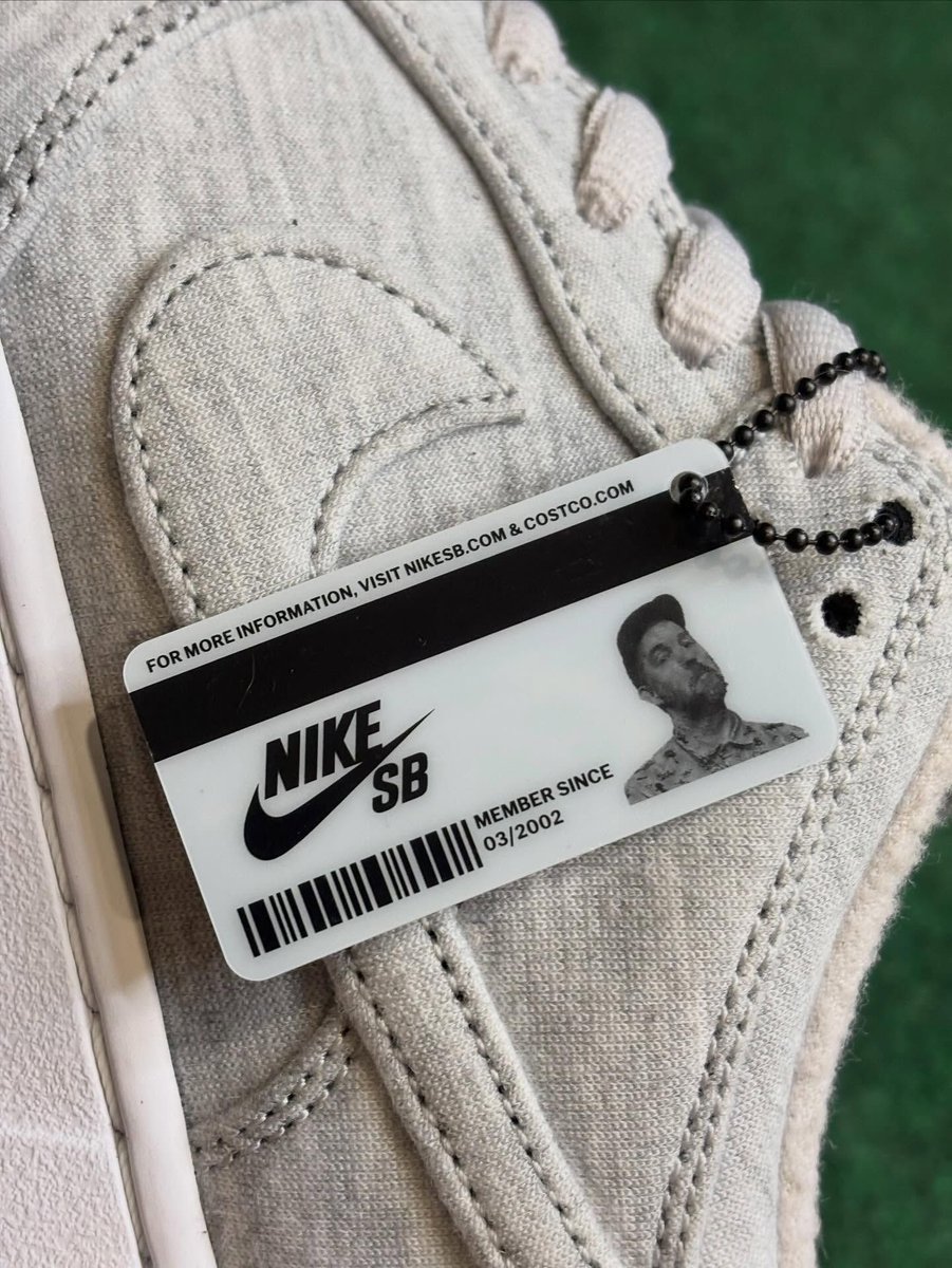 JustFreshKicks's tweet photo. Costco x Nike SB Dunk Low "Kirkland Signature"  🛒🌭

🗓️ Spring 2026
💰 $135 https://t.co/uUymRi9qpR