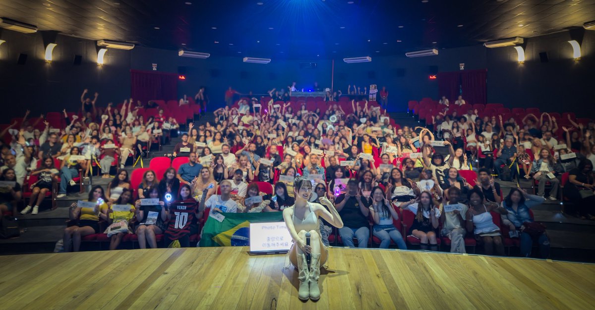 DEARBUDDYBR's tweet photo. #ARTIGO | Yerin faz 10 anos de carreira, vem ao Brasil e dispara: Volto com o GFRIEND.

Como os fãs do GFRIEND, a integrante Yerin também está "na torcida" por mais reuniões oficiais do grupo, e quer, inclusive, fazer turnê com suas colegas. O sexteto, que entrou em hiatus originalmente em 2021 após marcar hits como Navillera e MAGO na história do k-pop, se reuniu ano passado para o single Season of Memories e três shows especiais em Seul, mas Yerin quer mais.

🐥: Eu espero que tenhamos mais atividades como grupo no futuro, tenho essa expectativa no coração. E, se um dia voltarmos a promover mais regularmente como grupo, eu gostaria muito de vir à América do Sul com as integrantes.

Enquanto isso não acontece, Yerin traz a sua turnê solo, batizada de Chapter Y, para terras brasileiras. Oportunidade de vê-la não falta: a cantora se apresenta em Niterói, São Paulo e Porto Alegre.

A seguir, Yerin conversa com o Omelete sobre o que preparou para estes primeiros shows no Brasil, seus dez anos de carreira, e a diferença de promover como artista solo.

👤: Esta será a sua primeira turnê no Brasil! Quais são suas expectativas para a primeira apresentação, e para o encontro com os fãs?

🐥: Sim, é a minha primeira vez indo do Brasil. Espero encontrar muitos fãs por lá, é claro, mas não sei se eles sequer existem! Isso me deixa animada, mas também  um pouco preocupada.

👤: E como você definiria a proposta da sua turnê solo, Chapter Y?

🐥: Este ano marca meus dez anos de carreira, e vejo isso como um momento muito importante, a passagem dos 20 para os 30 anos. Um novo desafio, um novo começo. Por isso, escolhi o nome da turnê Chapter Y: ou seja, Chapter Yerin. Como essa é a minha primeira vez no Brasil, quero apresentar a vocês quem sou eu. Por isso, a setlist é um pouco diferente do formato original dos outros fanmeetings, com mais músicas mostrando um lado mais alegre meu. Espero que os fãs do Brasil gostem bastante.

👤: O k-pop só tem crescido no Brasil. Por que você acredita que o gênero faz tanto sucesso aqui, e em outros países latinos?

🐥: Antes de tudo, me sinto muito grata por receber tanto amor de pessoas que moram tão longe de mim. O k-pop engloba muitos estilos diferentes, tanto na música quanto na dança. A performance também sempre está lá, complementando o conceito, então acho que é esse ecletismo que o faz ser tão amado.

👤: Awake, uma de suas canções mais recentes, tem um pézinho no rock n' roll. Você é fã do gênero? Quer explorá-lo mais no futuro?

🐥: Desde pequena, eu sempre gostei de rock, especialmente das baladas das grandes bandas de rock, e ultimamente, esse tipo de banda têm recebido muita atenção. Eu sempre acreditei que esse gênero ganharia mais destaque um dia, então fico feliz de ver isso acontecendo e fazer parte disso.

👤: Você mencionou os seus dez anos de carreira, e eles foram divididos entre atividades solo e com o GFRIEND. Qual a principal diferença, para você, entre ser artista solo e fazer parte de um grupo?

🐥: Quando estou em um grupo, mesmo quando me falta algo, as outras integrantes conseguem me completar. E a gente também se apoia muito emocionalmente. Como artista solo, eu preciso dar conta de tudo sozinha: preciso falar bem, cantar bem, me apresentar bem, e no começo isso me deixava muito nervosa. Com a experiência, acho que hoje consigo fazer tudo com mais confiança, mas, mesmo assim, novos desafios ainda dão frio na barriga.

👤: Embora todos aqui amemos os seus projetos solo, também temos muito carinho pela trajetória do GFRIEND. Há chance de vermos o grupo reunido no futuro para novos lançamentos?

🐥: Sim, eu espero que tenhamos mais atividades como grupo no futuro, tenho essa expectativa no coração. E, se um dia voltarmos a promover mais regularmente como grupo, eu gostaria muito de vir à América do Sul com as integrantes.

🌐: https://t.co/iq8nKhOhmr

#YERIN #예린 @YERIN_OFFICIAL_