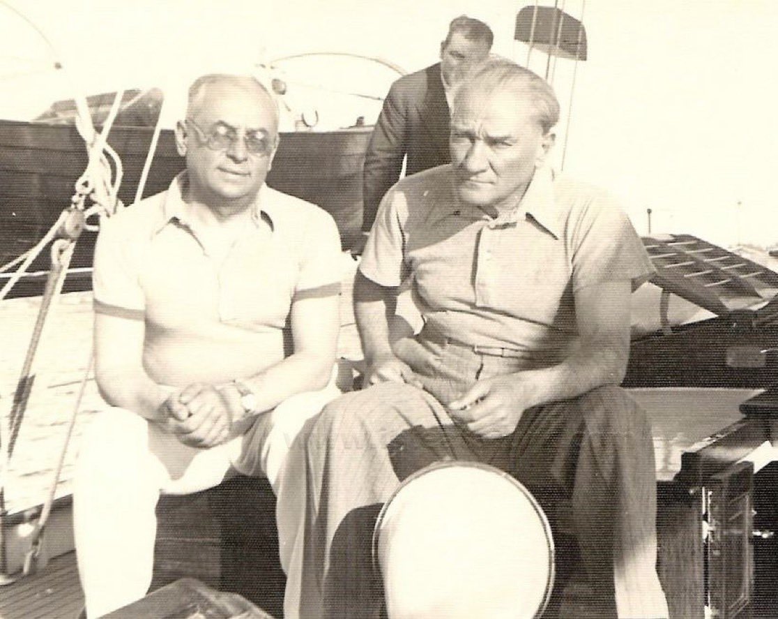 alya65957's tweet photo. #TarihteBugün 📅
Cumhurbaşkanı Atatürk Bursa'da, Başbakan Celal Bayar'a şöyle demiştir. (2 Şubat 1938)

"Bak, Bayar; bu güzel yurdun şu necip halkı nasıl müstevlilerin elinde bırakılabilirdi?" https://t.co/IAp6bblpT3