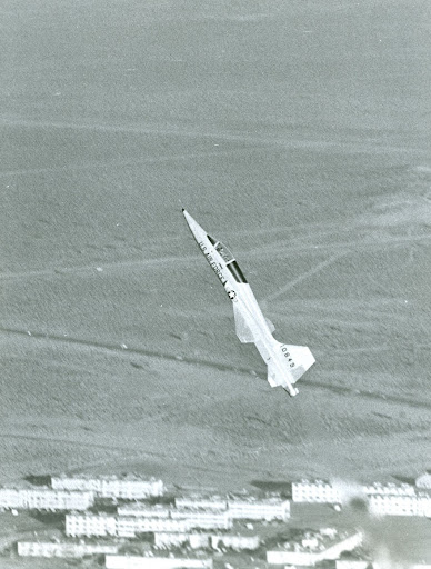 EchoesSkyFacts's tweet photo. Sticking to the T-38, the T-38 Talon is nicknamed the “White Rocket” because of its sleek white paint and blistering performance. Despite being a trainer, it can climb faster than many front-line fighters of its era, hitting over 30,000 feet per minute when lightly loaded.

Not bad for a jet whose job is basically “teach people not to crash.” 🚀