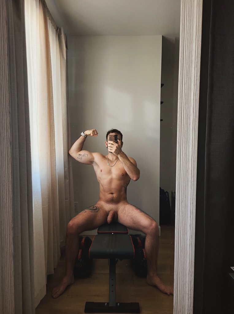 Home workout anyone? 🏋‍♀️💦

Rt if you wanna spot me 😈😏