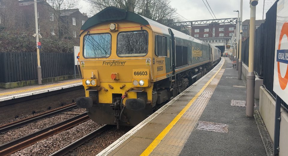 barrysviews's tweet photo. A cold February morning at Kensal Rise, but well worth it! ❄️📷
Here are a few shots from my first ever filming session at this spot — plenty of action despite the chill.

The full video should be landing on the channel sometime next week…

#Trainspotting #BarryOnTheRails https://t.co/A9OGxnKzP4