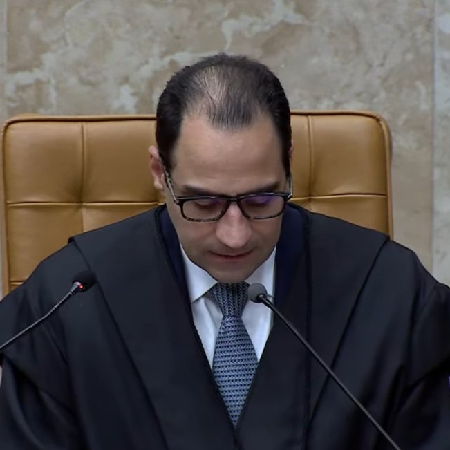 O presidente da OAB, Beto Simonetti, também discursou na abertura dos trabalhos do STF.

Eu já esperava um discurso omisso e genérico, mas de onde a gente não espera nada...é que não vem nada mesmo.

Ele falou sobre prerrogativas dos advogados, sobre democracia, aquela patacoada