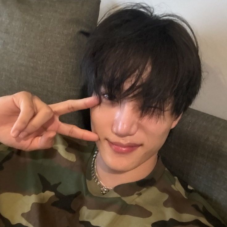 kaisooful's tweet image. "we have                                            "baby, we're
dating rumours"                                married"