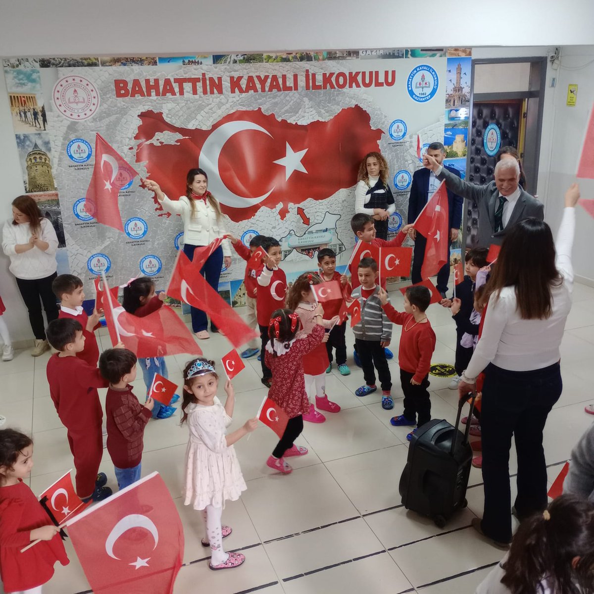 KayaliBahattin's tweet photo. 2025–2026 eğitim-öğretim yılının ikinci dönemine; bilgiyi bayrak sevgisiyle, başarıyı vatan bilinciyle buluşturan ilk dersle başlıyoruz. 📚
#istiklalBayraklaİstikbalMaarifle
#BayraklaBaşlayanOkulBirlikteBüyüyenGelecek #YüreğimizVatanGeleceğimizVatan
@tcmeb
@Dr_Onderarpaci https://t.co/gVcizXilHr