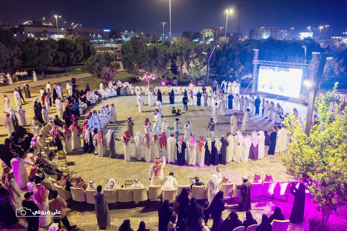 في أمسية شعرية مميزة
استضافت جمعية دروب السياحة بمحايل عسير وبالشراكة مع جمعية الليوان للثقافة والأدب والتراث <a href="/aliwan0mohail/">نادي الليوان للثقافة والفنون</a> وبالتعاون مع بلدية محايل <a href="/MAMunicipality/">بلدية محافظة محايل</a> الشاعر محمد بن مساوي في أمسية «صوت الخطوة» ضمن فعاليات مهرجان الحنيذ 2، حيث حضرت الكلمة الصادقة وتفاعل الجمهور.