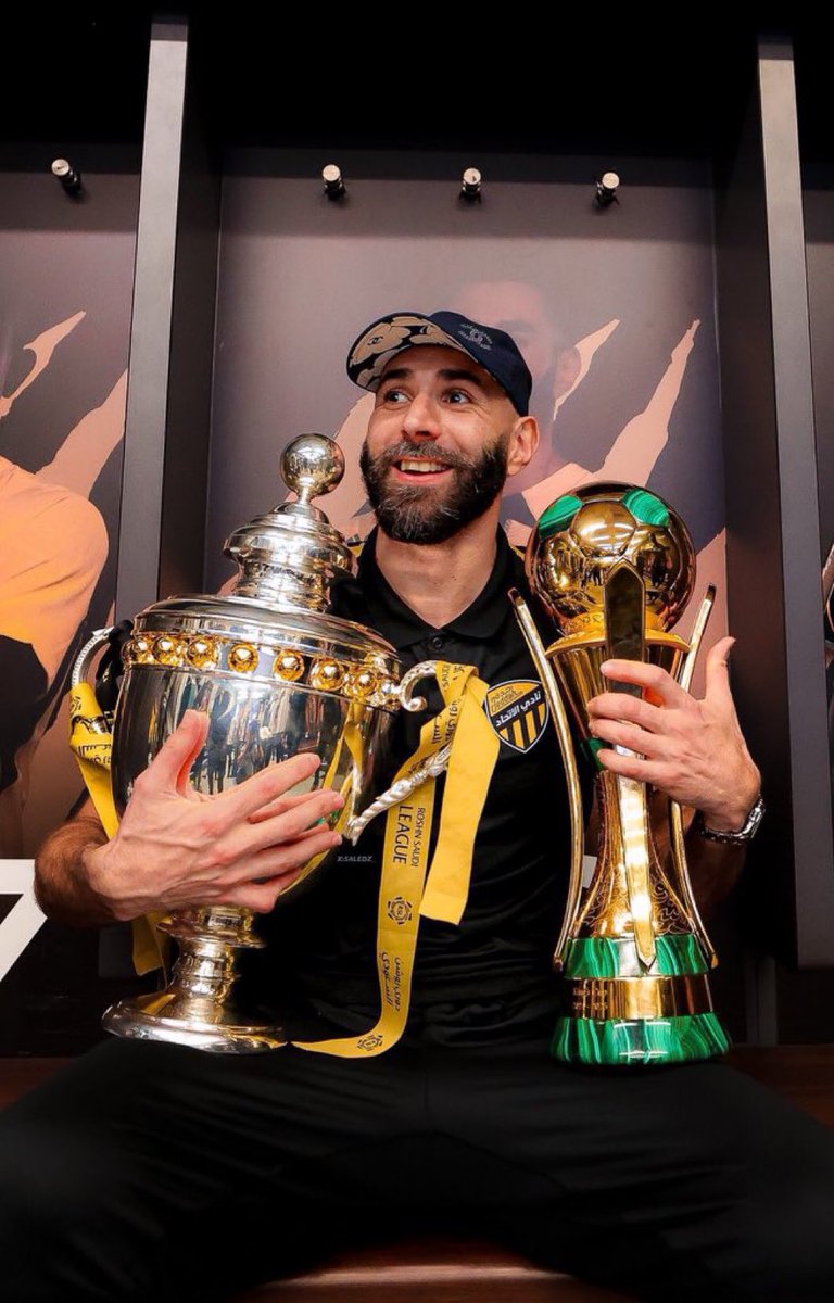 الله يعوض نادي الوطن 🇸🇦🇸🇦
وتستاهل شارة القيادة في الهلال يابو ابراهيم .
لكن اكرر نادي الوطن العميد لن يقف على أحد إذا أراد جمهوره ذلك فالأمل في مدرج الذهب فقط ✋🏻
واتمنى عدم الانقسامات ومن يدعو لها نرفضه جميعاً 🤝