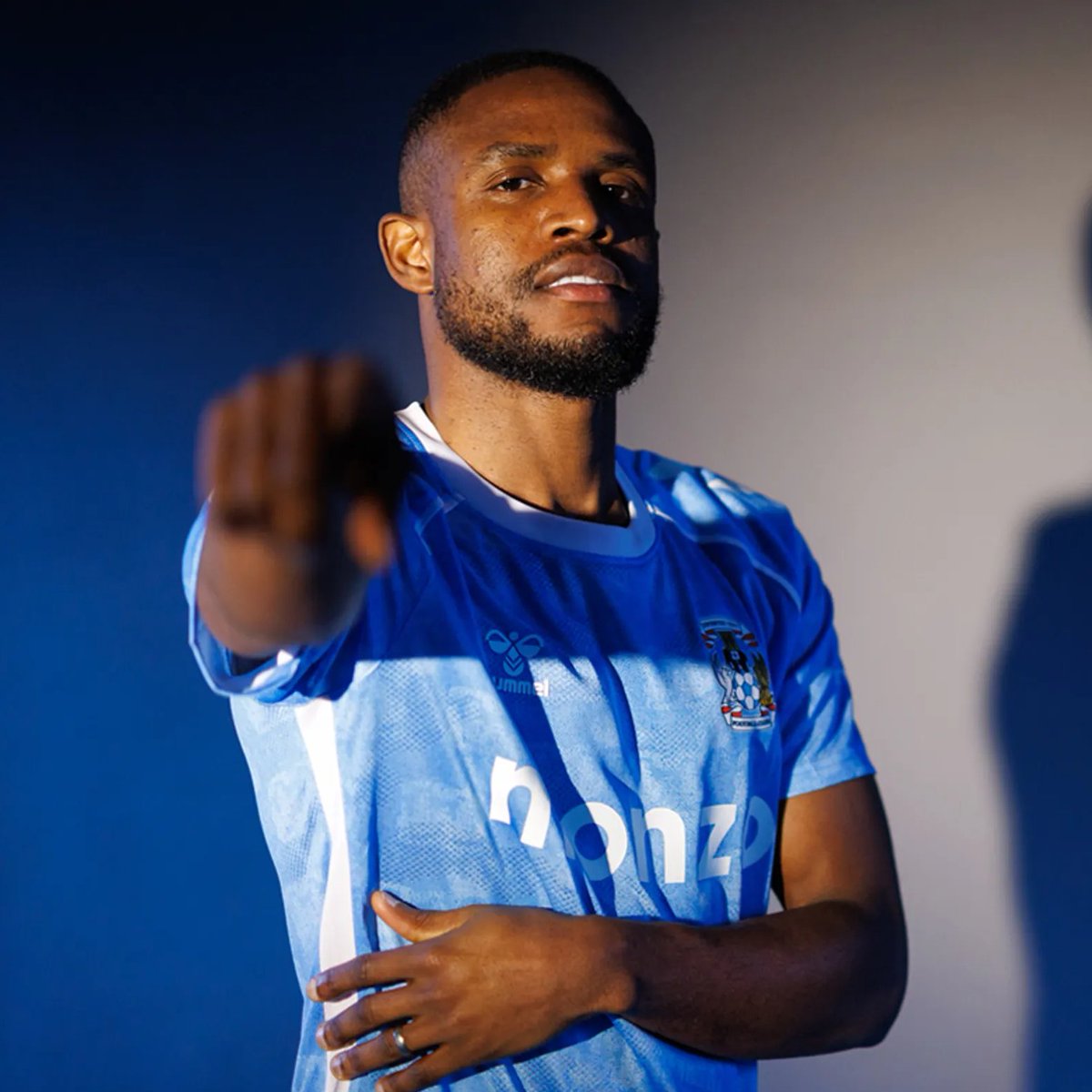 DeadlineDayLive's tweet photo. 📝 𝗗𝗘𝗔𝗟 𝗗𝗢𝗡𝗘: Coventry City have signed Brentford midfielder Frank Onyeka on loan for the rest of the season.

(Source: @Coventry_City) https://t.co/4IeKccTsYa