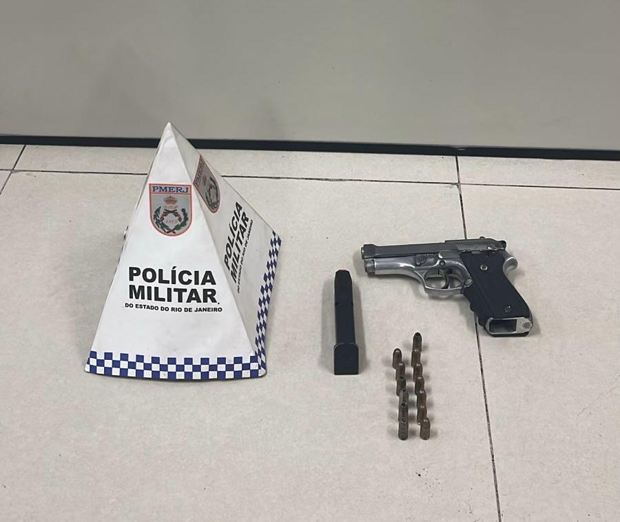 PMERJ's tweet photo. Policiais do #39BPM, em patrulhamento, abordaram dois indivíduos em uma motocicleta e encontraram uma pistola municiada com um deles. A ocorrência foi encaminhada à #54DP, onde o acusado permaneceu preso por porte ilegal de arma de fogo. https://t.co/QNgqu0PFiu