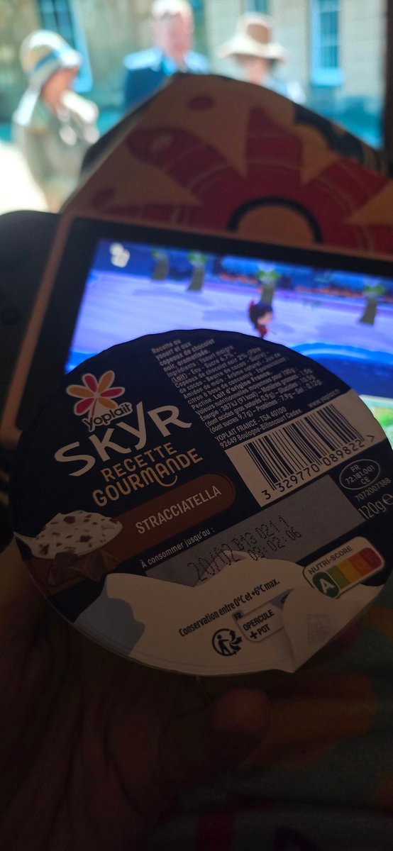 De333bo's tweet photo. Nous avons eu l'opportunité d'être sélectionnés pour tester ces nouveaux yaourts skyr.Un petit yaourt devant un jeu.Plusieurs saveurs sont proposées, et nous avons opté pour la stracciatella et la poire vanille.Le goût est tout simplement excellent.
 #yaourt #skyr #AnimalCrossing https://t.co/DbSyoT62Ja