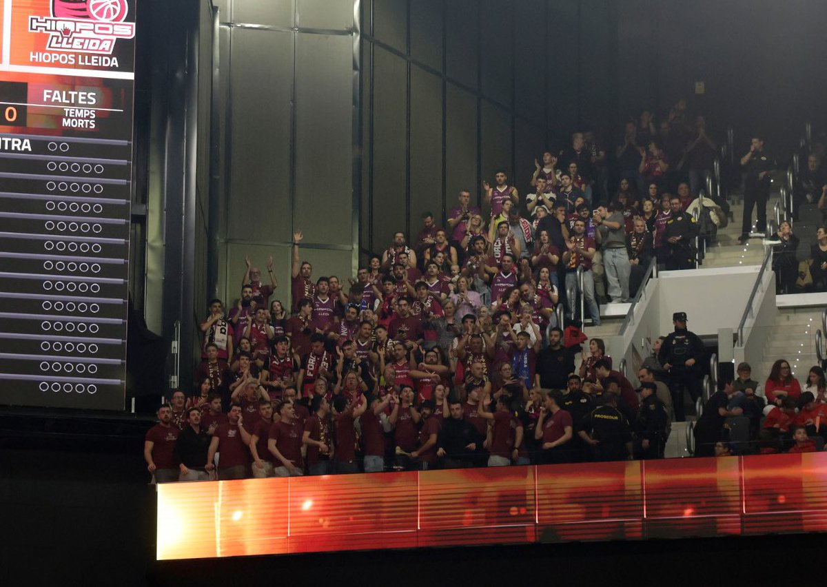 Honor als desplaçats ahir a València, vau aguantar l'animació amb orgull i passió per l'equip i per la ciutat!

Diumenge derbi i partit important per aconseguir l'objectiu, Barris Nord ha de ser un manicomi.

Tots junts🟣🫁