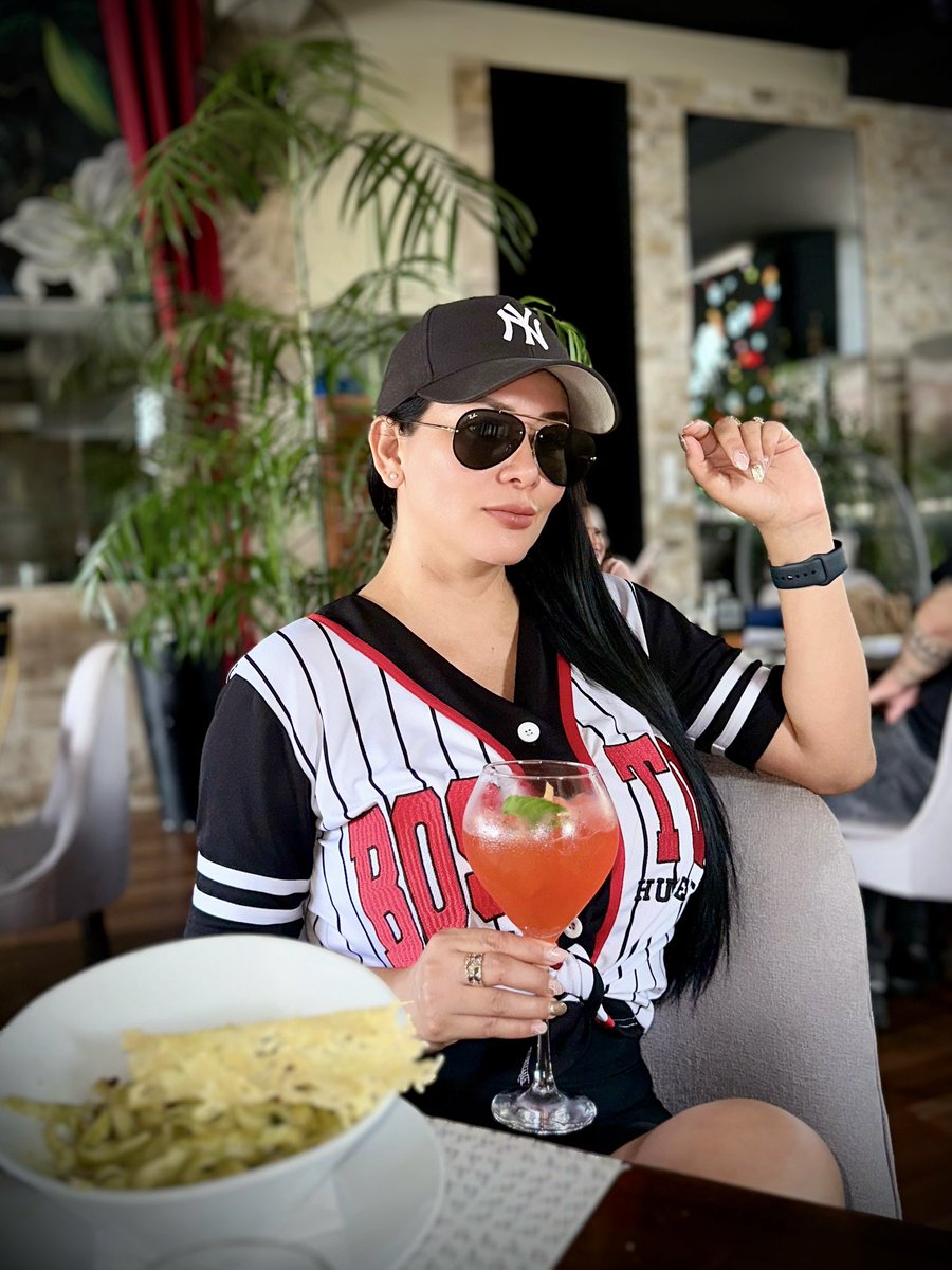 VannyGastelo's tweet photo. Yo voy pa’ delante con todos mis anhelos y nadie lo podrá evitar 🎶❤️‍🔥

#VanessaGastelo #VGMarketingYEventos #BusinessWoman #InfluencerMarketing #Entrepreneur https://t.co/BDKMRH32KZ