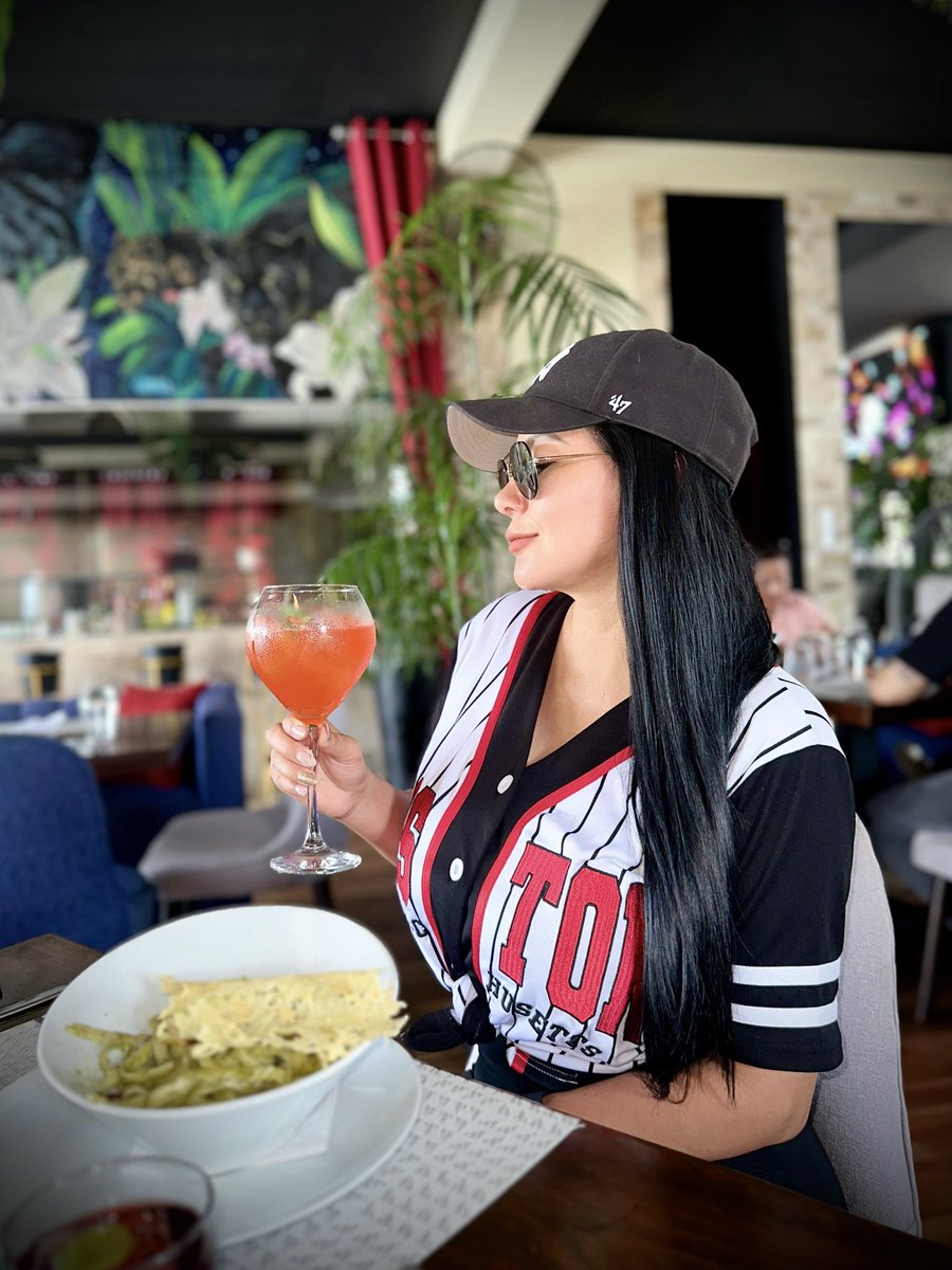 VannyGastelo's tweet photo. Yo voy pa’ delante con todos mis anhelos y nadie lo podrá evitar 🎶❤️‍🔥

#VanessaGastelo #VGMarketingYEventos #BusinessWoman #InfluencerMarketing #Entrepreneur https://t.co/BDKMRH32KZ