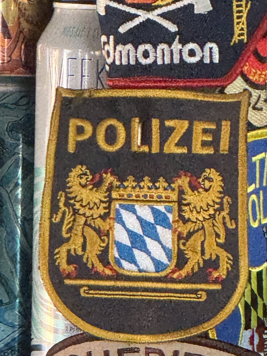 Okay – Wer hat diesen Aufnäher an die Wand „The Paddock Bar“ in Aruba geklebt?