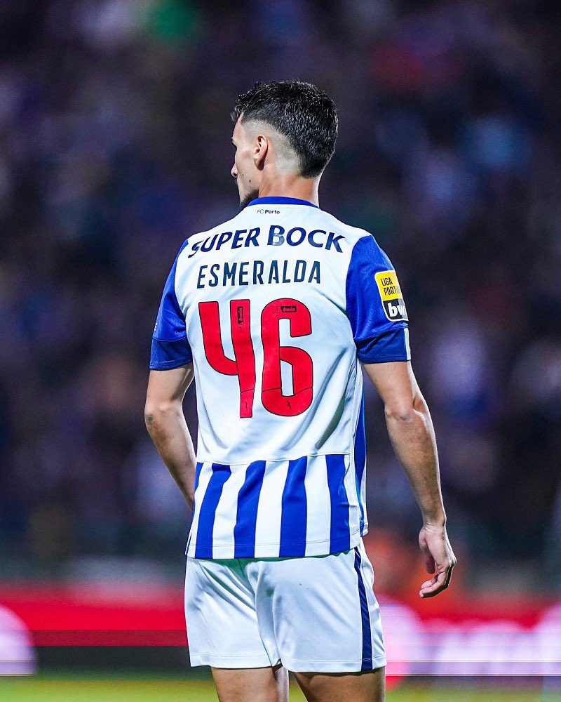 Sai um Homem com H grande. Enorme! Capitão sem braçadeira. Líder de balneário. Discreto. Jogava 9 ou 90 minutos. Nunca fez má cara. Um jogador à antiga. Este ama mesmo o FC Porto. Perdeu muito enquanto viveu na Invicta. Destaco esta fotografia. Digno de vestir esta camisola 💙