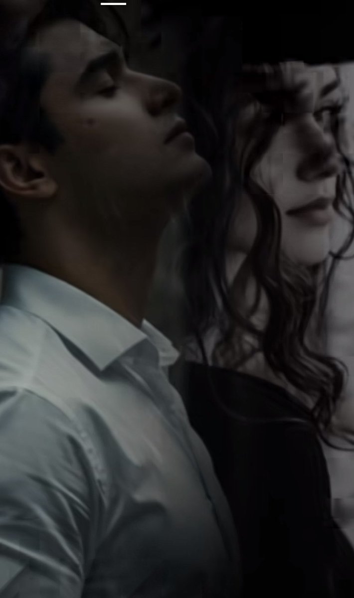 لا تَطْلُبي الشِّعْرَ مِني كَيْفَ تَطْلُبُهُ
 مَنْ أَبْدَعَتْهُ؟! وَمِنْ كَفَّيْكِ يَنْبَثِقُ

وَلا تَقُولي بأَنَّ الشِّعرَ يَسْحِرُنِي
فَمِنْ جُفُونِكِ هَذَا السِّحْرَ أَسْتَرِقُ

 #الهلال_الاهلي
#بوح_المشاعر