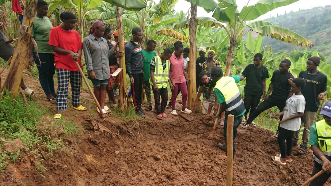 Urubyiruko rw'abakorerabushake ba <a href="/NgororeroDistr/">Ngororero District</a> dukomeje ibikorwa bibangamiye imibereho myiza ya Abaturage aho uyu munsi twakoze ibikorwa bitandukanye :
✔️Gukurungira Inzu 
✔️Kubaka ubwiherero.
<a href="/RwandaYouthArts/">Ministry of Youth and Arts | Rwanda</a> <a href="/RwandaYouth/">Rwanda Youth Council</a> <a href="/RwandaYouthVol1/">Rwanda Youth Volunteers</a> <a href="/KubanaRichard/">Kubana Richard</a>