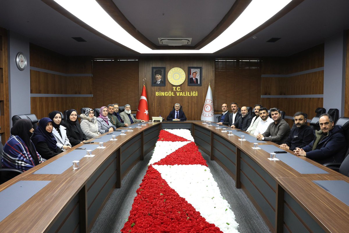 Bingöl İHH ekibi olarak, BİNGÖL Valiliği görevine atanan Sayın Cahit ÇELİK’i makamında ziyaret ederek hayırlı olsun dileklerimizi ilettik. Nazik kabulleri ve misafirperverlikleri için şükranlarımızı sunarız. 

#ihh #ihhbingöl #ihhinsaniyardım #bingöl #bingölvaliliği