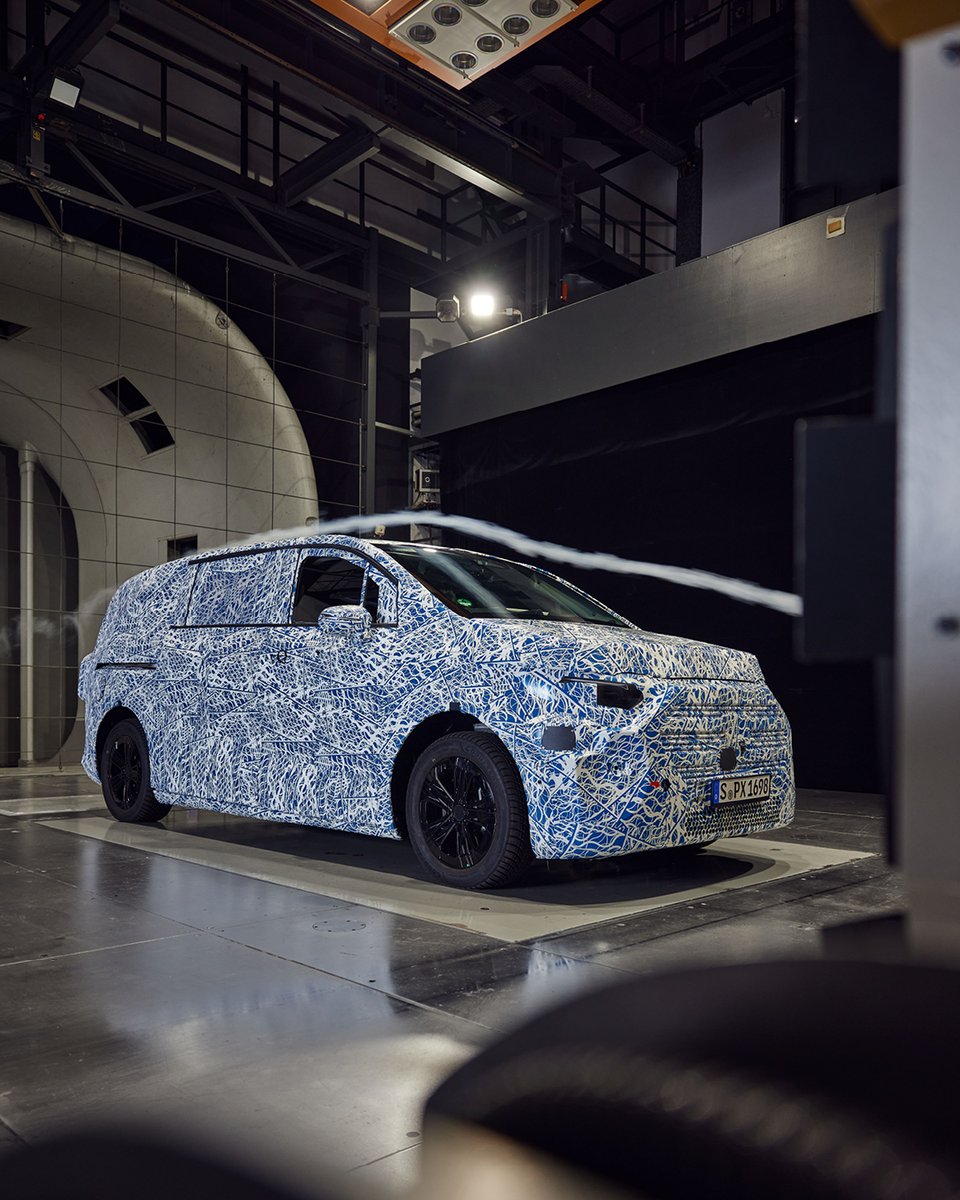 El diseño exterior del VLE, desde la línea del techo hasta una trasera suavemente redondeada, está pensado para lograr un coeficiente aerodinámico sobresaliente. 

El vehículo de pruebas refleja esta silueta fluida, con un claro enfoque en la eficiencia. 

¿List@ para más?