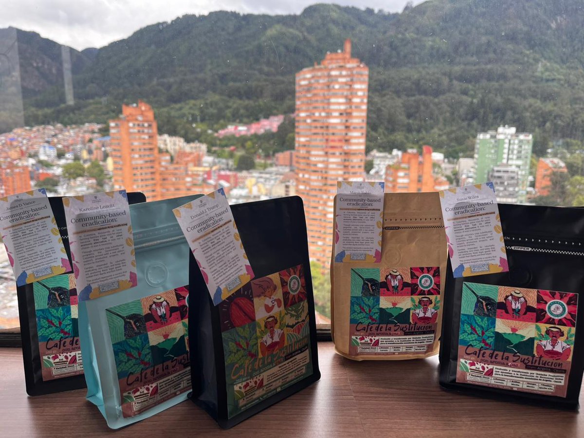 #Mundo | Esta es la ancheta que lleva el presidente Gustavo Petro a su reunión con Donald Trump en Washington: está compuesta por café especial y chocolates de exportación producidos por 18.000 familias cacaoteras y 2.300 caficultoras que se vincularon a programas de sustitución