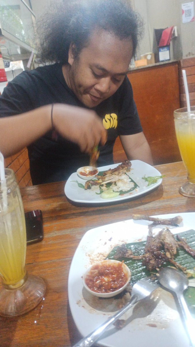 sangbayu13's tweet photo. Hbd "Sana sini TOS" a.k.a @santosold https://t.co/MCGhjAZl17
