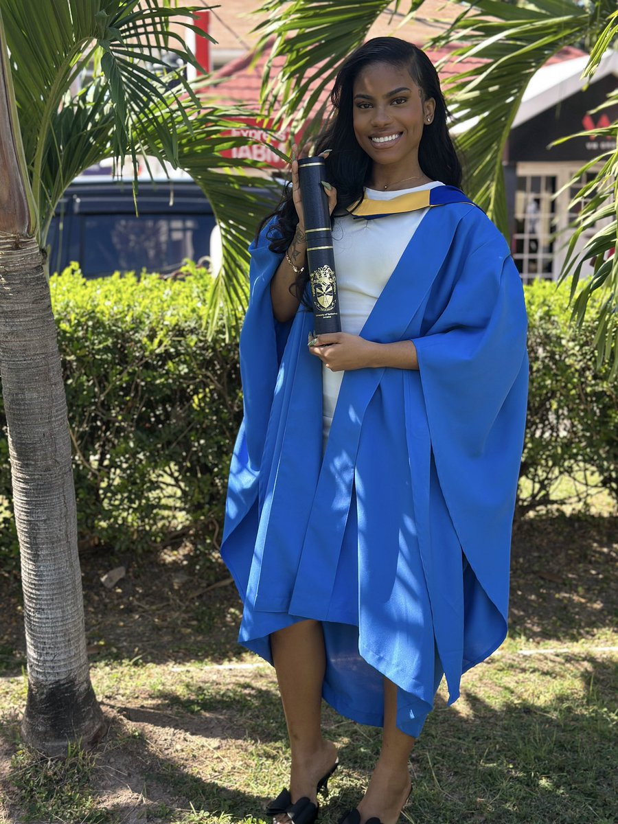 lliyahli__'s tweet image. #graduate #biggrad #utech #1of1