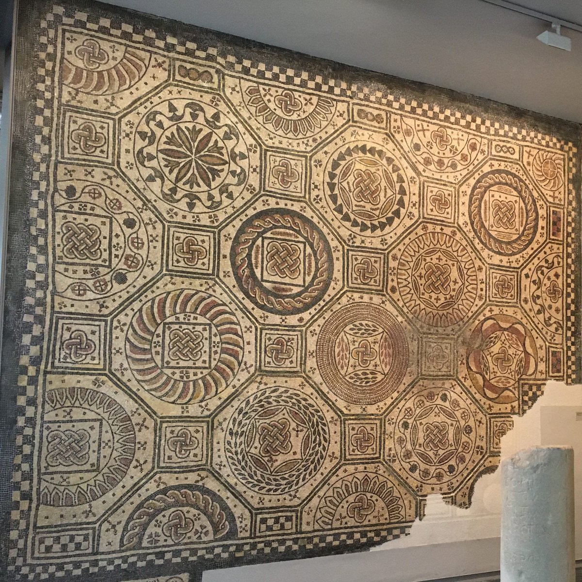 Museo de Navarra - Mosaico romano de Villafranca
commons.wikimedia.org/wiki/File:Muse… 
#MosaicMonday