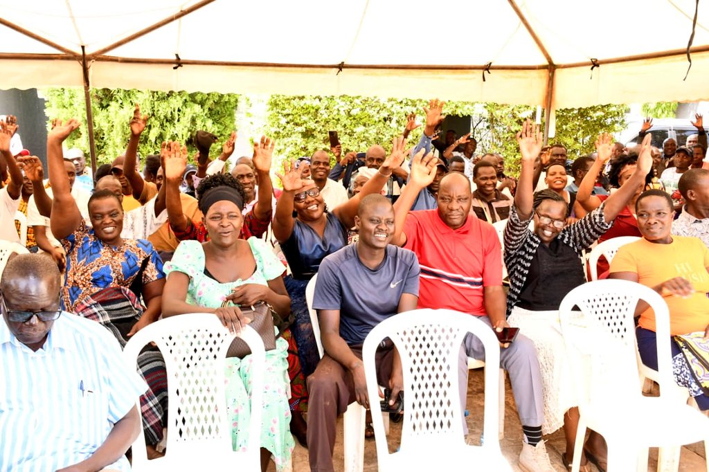 NicolasGumbo's tweet photo. This afternoon I hosted a consultative engagement with memebers of Northern Siaya Sugarcane Farmers Association &amp; other sugar stakeholders drawn from Ugunja and Ugenya subcounties at Vitican City Resort, Sigomre sub-location, East Uholo location Sigomre ward, Ugunja constituency. https://t.co/0hxA2kT1Gq