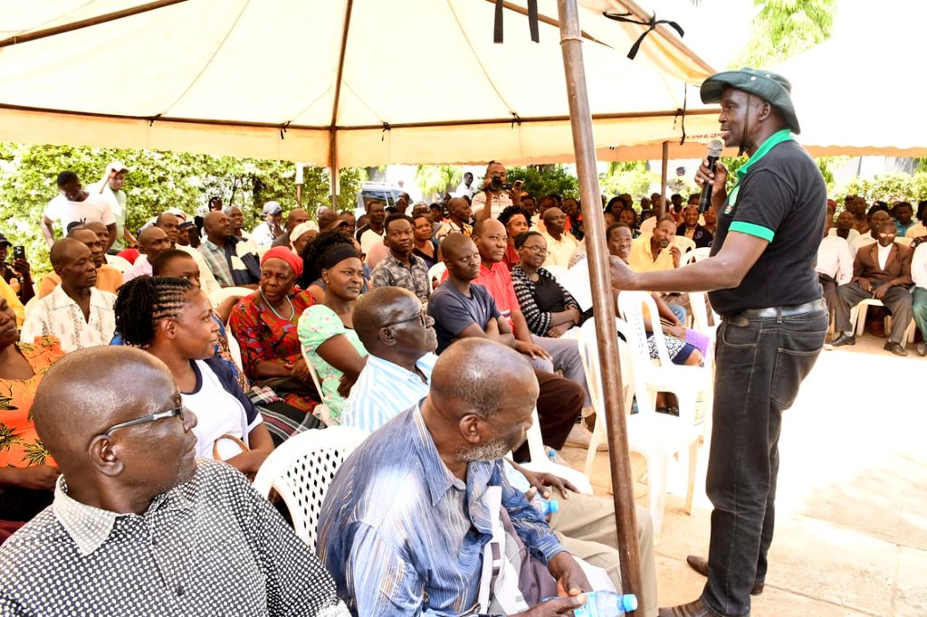 NicolasGumbo's tweet photo. This afternoon I hosted a consultative engagement with memebers of Northern Siaya Sugarcane Farmers Association &amp; other sugar stakeholders drawn from Ugunja and Ugenya subcounties at Vitican City Resort, Sigomre sub-location, East Uholo location Sigomre ward, Ugunja constituency. https://t.co/0hxA2kT1Gq