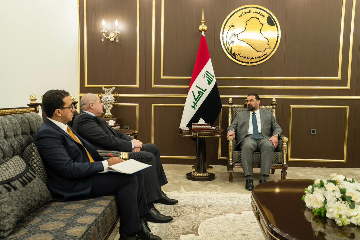 رئيس مجلس النواب يستقبل السفير المصري

استقبل رئيس مجلس النواب السيد هيبت الحلبوسي، اليوم الاثنين، السفيرَ المصري لدى العراق السيد أحمد سمير.

حيث قدَّم السفير المصري تهانيه إلى السيد رئيس مجلس النواب بمناسبة انتخابه رئيساً للدورة السادسة، متمنياً له النجاح في مهامّه.
وبحث اللقاء