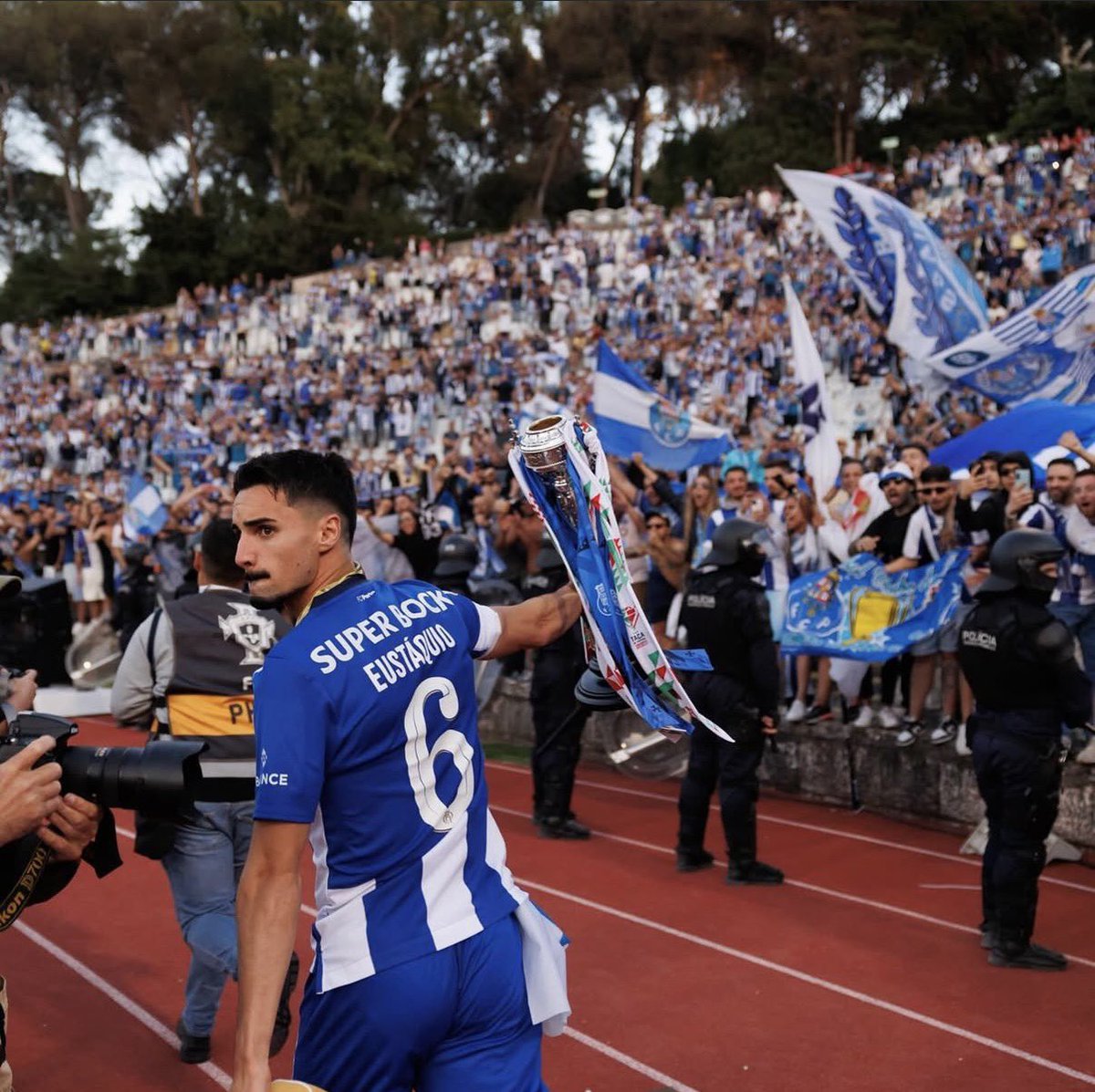 ped365's tweet photo. Homem destes terão sempre um lugar neste clube. Obrigado, Stephen. 💙 https://t.co/sIusc4aJdO