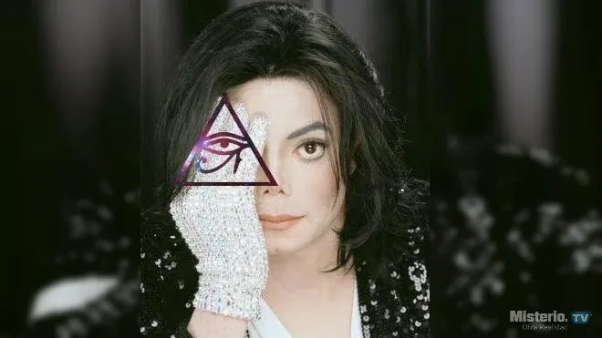 clippedszn's tweet photo. Fans believe streamer ‘Plaqueboymax’ sold his soul after he was seen symbolizing ‘one eye’ at the Grammys 👁️ https://t.co/QcQ9EN5KKy