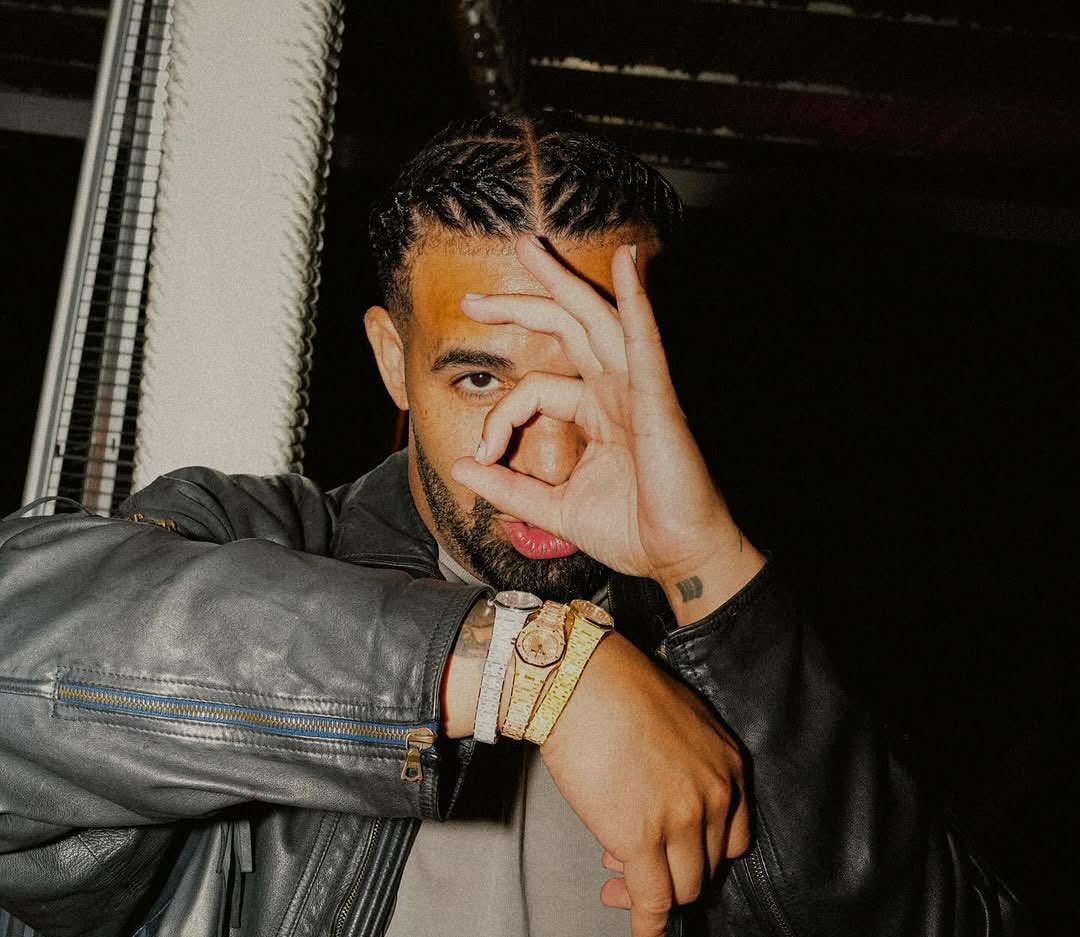 clippedszn's tweet photo. Fans believe streamer ‘Plaqueboymax’ sold his soul after he was seen symbolizing ‘one eye’ at the Grammys 👁️ https://t.co/QcQ9EN5KKy