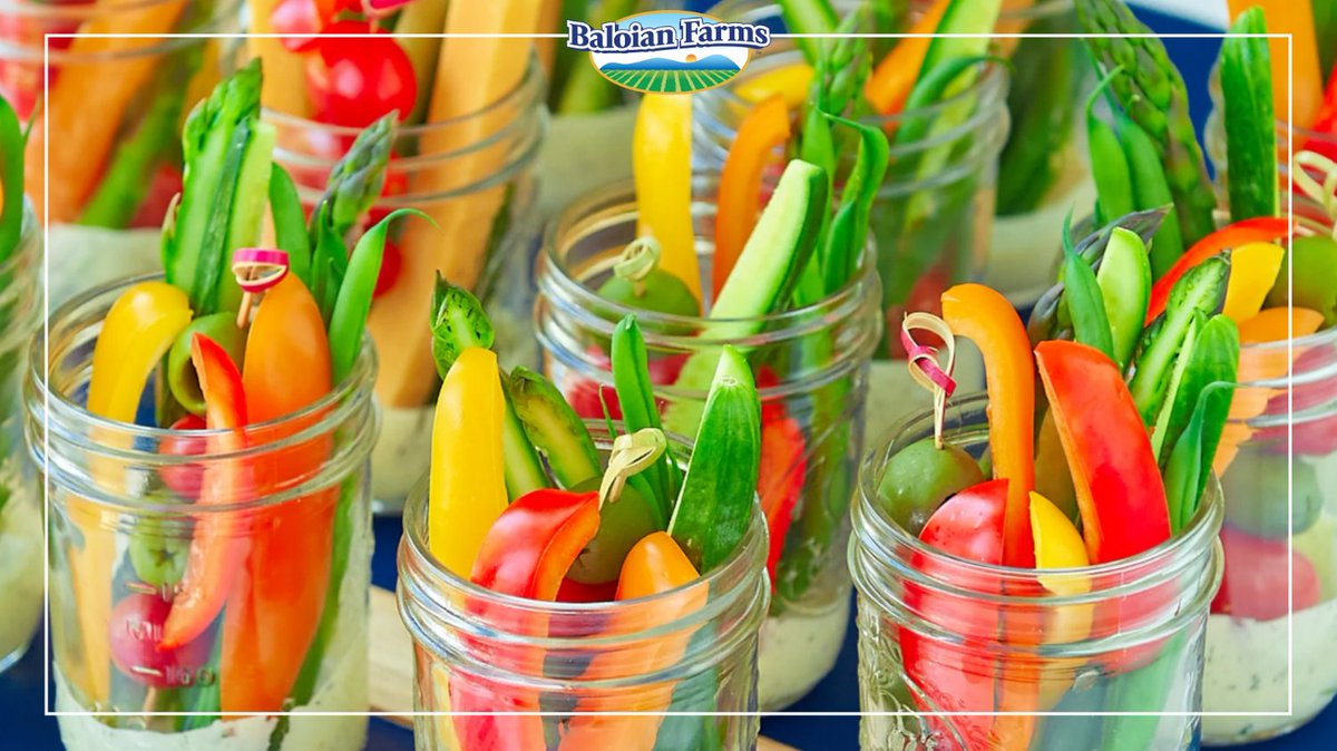 BaloianFarms's tweet photo. This Super Bowl Sunday, score big with crunchy, healthy veggie cups filled with Baloian Farms bell peppers, zucchini, green beans, and cucumbers! See dip recipes!🏈

#SuperBowlSunday #VeggieCups #GameDaySnacks #FreshSnacking  #BaloianFarms #HealthyGameDay #SnackSmart https://t.co/0BRtCbh0pK