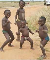 कल दुकानदार ने मेरे पापा से कहा—
‘भाई साहब, सुनिए, आटा-तेल सब हमारी ही दुकान से लेना होगा, वरना उधार बंद।’
पापा शुरू में नहीं माने… बाद में मान गए।
अब मम्मी नाच-नाचकर पूरे मोहल्ले में बता रही हैं—
‘तुन्ना-तुन्ना-तुन्ना-तुन्ना, झुकती है दुनिया, झुकाने वाला चाहिए।’
पापा ने