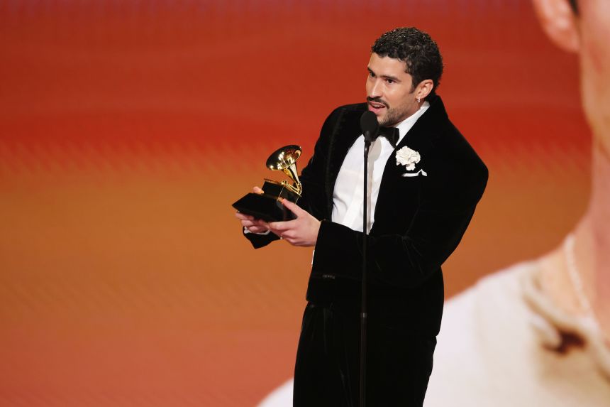 murczkiewiczyzm's tweet photo. Nie da się ukryć, że tegoroczna wygrana Bad Bunny'ego Grammy w kategorii Album Of The Year, podobnie jak zeszłoroczna wygrana Beyoncé za Cowboy Carter naznaczone są tzw. Cultural Impact z silnym tłem polityczno-społecznym. 

Nie lubię określenia "poprawność polityczna", bo ma ono wyraźnie pejoratywny wydźwięk, który ma zwykle na celu kogoś zdykredytować i umniejszyć jego wysiłkom oraz sukcesom. A ani Bad Bunny'emu ani Beyoncé sukcesów nie można odmówić. A sztuki od polityki nie da się oddzielić, bo polityka dotyczy nas wszystkich i każdej sfery życia. 

W dobie tego co obserwujemy obecnie w USA nie da się być tak po prostu apolitycznym, można być najwyżej biernym politycznie ale ta bierność jest bardzo iluzoryczna bo polityka prędzej czy później zainteresuje się każdym.

Bad Bunny jako artysta to symbol pewnej przemiany kulturowej w USA, w której Amerykanie latynoskiego pochodzenia upominają się o swoją widoczność gdy ICE prześladuje wielu ich kuzynów, a nazwana przez jednego z trumpistycznych celebrytów "pływająca wyspa śmieci" - Puerto Rico z której pochodzi Bad Bunny walczy o podstawową godność, choć ta walka o godność przebiega w dwóch obozach, jeden walczy o niepodległość wyspy i do tego obozu należy Bad Bunny, a drugi walczy o status 51. Stanu, obie strony jednak walczą o to żeby ich ojczysta wyspa przestała być bytem drugiej kategorii, który ani nie posiada niepodległości ani pełnoprawnego statusu stanu przez co Portorykanie nie mają nawet swojego przedstawiciela w Kongresie. Bad Bunny równocześnie jest pierwszym artystą, któremu udało się sięgnąć po statuetkę albumu roku z materiałem w całości hiszpańskojęzycznym. 

Fenomen Cowboy Carter od Beyoncé ominął Europę nie bez powodu. To był album stworzony przez dziewczynę z Teksasu dla Amerykanów i miał swoją rolę do odegrania, wzbudzić dyskusję o tym że biali konserwatywni Amerykanie z południa zawłaszczyli muzykę country i americana dla siebie wymazując z niej wkład czarnoskórych artystów w rozwój tych rdzennie południowych gatunków. Beyoncé otworzyła drzwi nowym artystom, dla których drzwi do wielu stacji radiowych były wcześniej zamknięte, a nawet doprowadziła do powstania nowej kategorii grammy - progresywne country, a trasa Cowboy Carter Tour stała się swoistą lekcją historii.

Bad Bunny za tydzień wystąpi w przerwie Superbowl i nie ma wątpliwości, że nie zabraknie tam jakiejś formy manifestacji, choćby subtelnie przemycanej. Artysta niedawno zakończył swoją rezydenturę w Puerto Rico, a niebawem rusza w trasę stadionową która zahaczy między innymi o Warszawę, ale ominie całkowicie kontynentalne USA - to również jedna z form manifestacji artysty, który obawia się że jego koncerty mogą stać się obiektem nalotów agentów ICE na ludność latynoską.

Tak się moi drodzy pisze historia opowiadana przez muzyków.