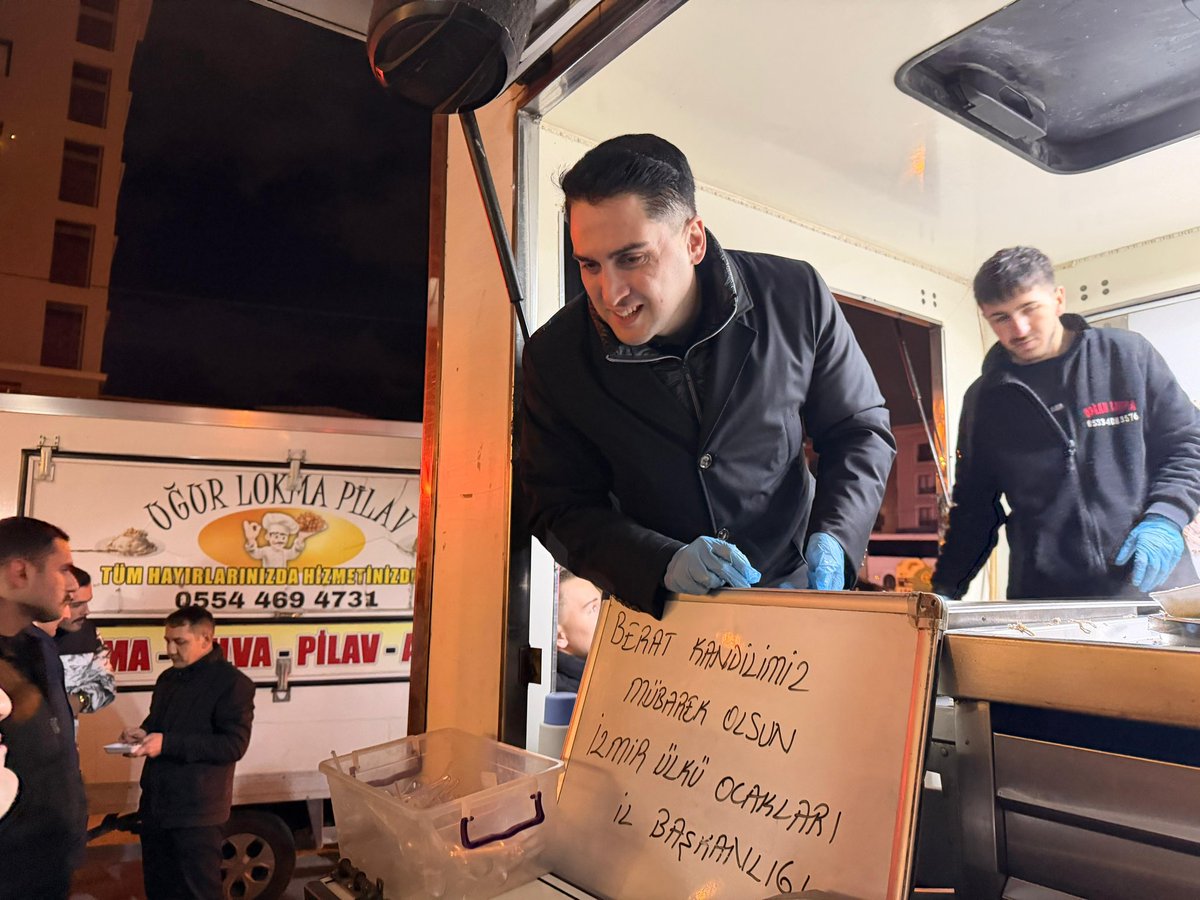 burakkilictc's tweet photo. Mübarek Berat Kandili gecesinde; yatsı namazımızı eda etmek, birlikte dua etmek ve gönüllerimizi arındırmak niyetiyle Buca’dayız.

Rabbim; bizleri her mübarek güne ve geceye sağlıkla, birlik ve dirlik içinde eriştirsin. Dualarımızı kabul etsin, gönüllerimizi yüce varlığı ile doldursun.

Berat Kandilimiz mübarek olsun. 
Cenab-ı Allah dünya durdukça Türk ve İslam Alemini daim ve muzaffer ve huzurlu kılsın. 🇹🇷