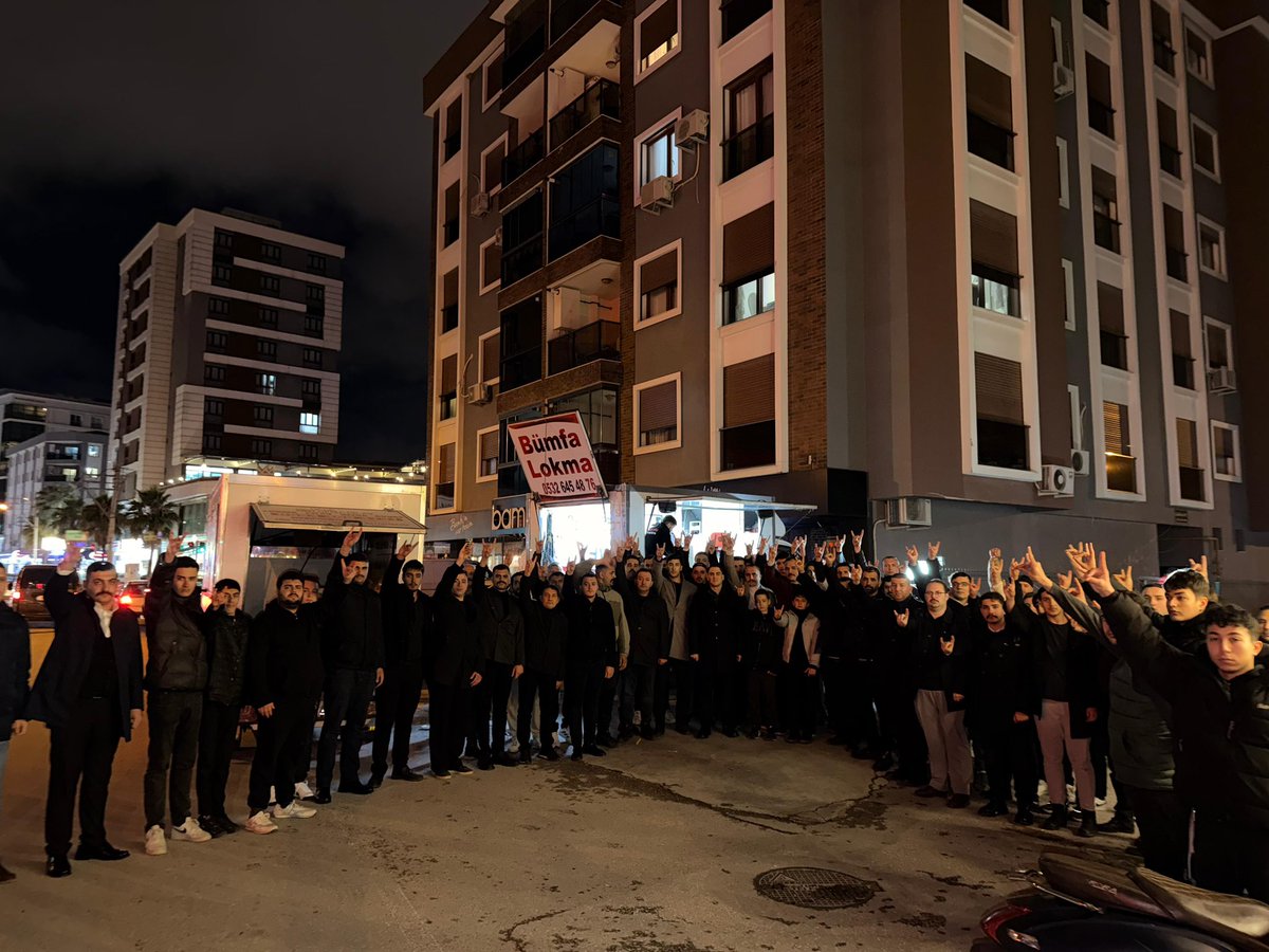 burakkilictc's tweet photo. Mübarek Berat Kandili gecesinde; yatsı namazımızı eda etmek, birlikte dua etmek ve gönüllerimizi arındırmak niyetiyle Buca’dayız.

Rabbim; bizleri her mübarek güne ve geceye sağlıkla, birlik ve dirlik içinde eriştirsin. Dualarımızı kabul etsin, gönüllerimizi yüce varlığı ile doldursun.

Berat Kandilimiz mübarek olsun. 
Cenab-ı Allah dünya durdukça Türk ve İslam Alemini daim ve muzaffer ve huzurlu kılsın. 🇹🇷