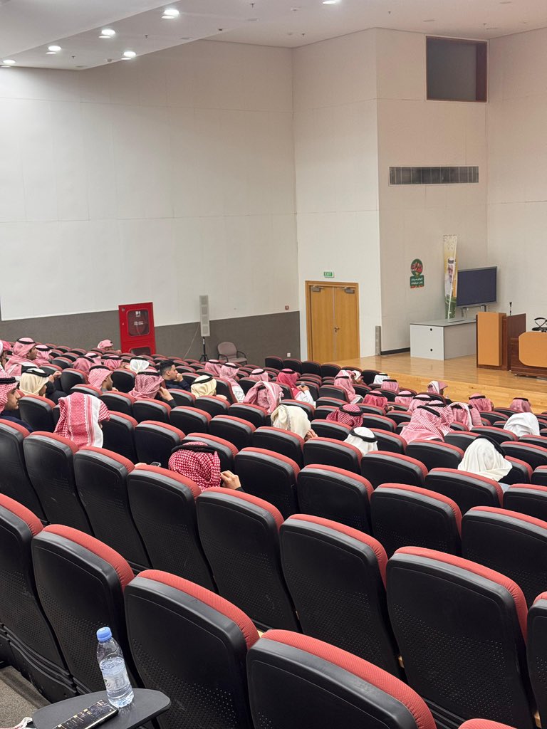 كلية الأعمال tweet media