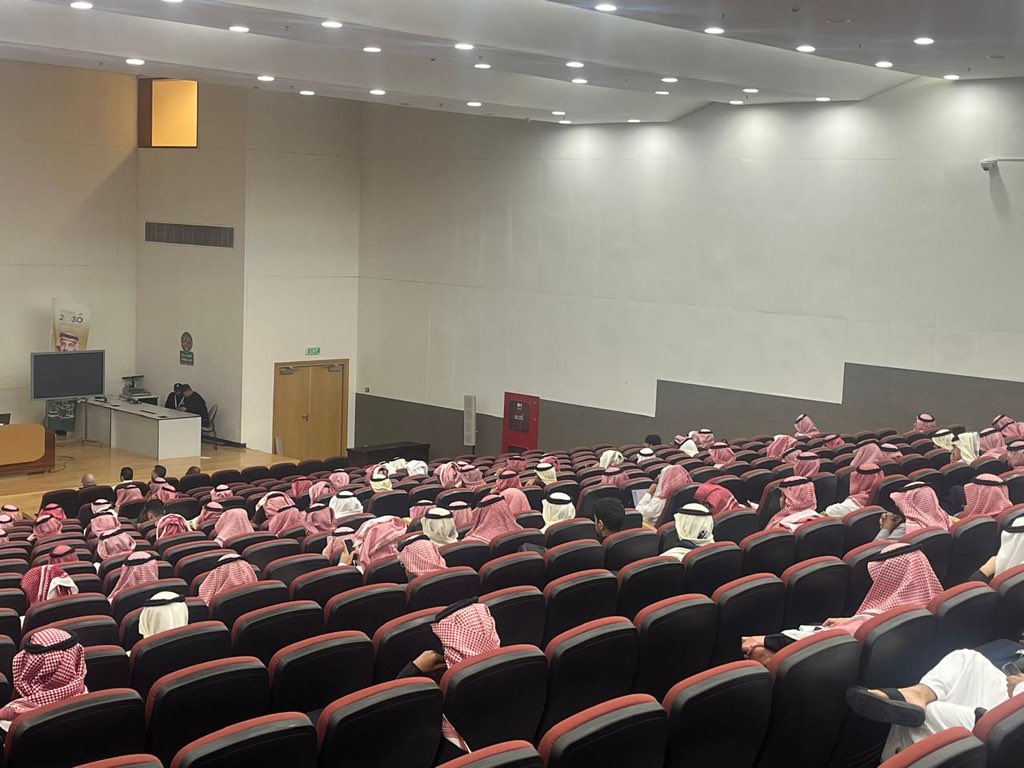 كلية الأعمال tweet media