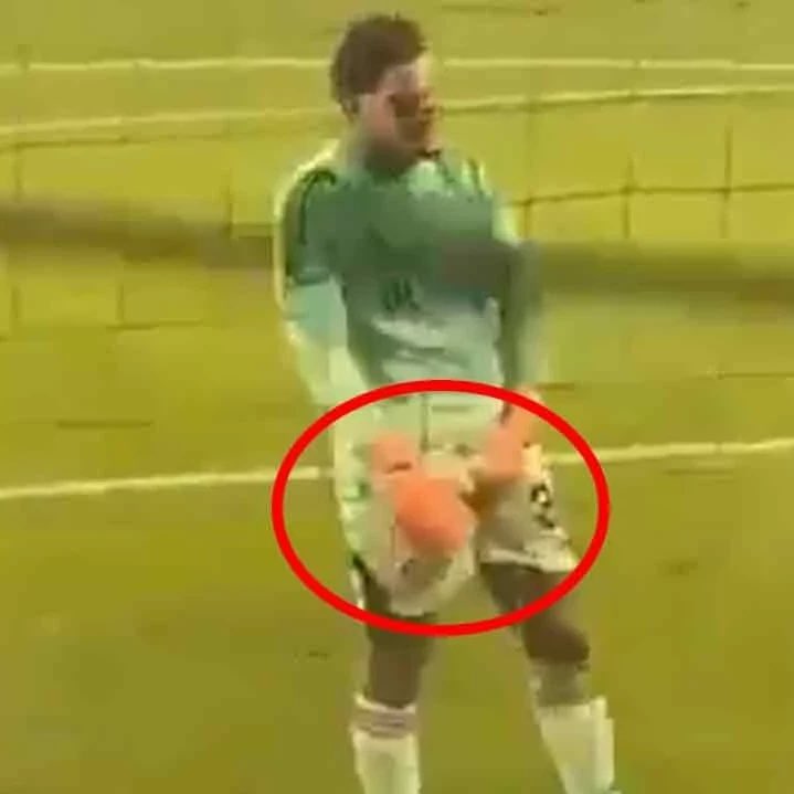 galaoflegend's tweet photo. Icardi aynı şeyi yapmış sonrasında ceza verilmişti. Bu sezonda 2 Fenerbahçeli futbolcu cinsel organını göstermesine rağmen ceza verilmedi.

Kocaelispor-Fenerbahçe maçında bu sefer Skriniar aynı hareketi yaptı. Ceza vermediğiniz için arsız gibi her maçta yapıyorlar. @TFF_Org https://t.co/feuRswwaVw