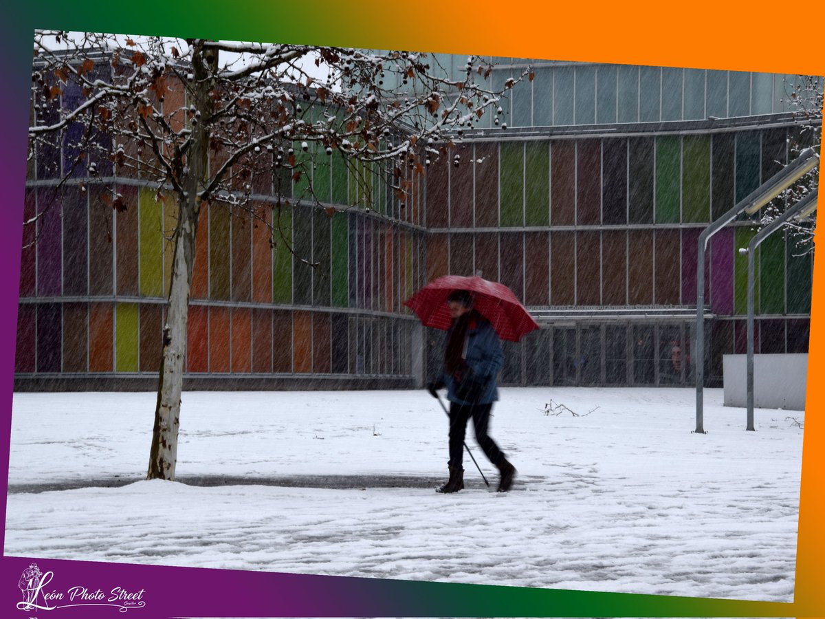 LEONPHOTOSTREET's tweet photo. El color de la nieve en el Musac #leonesp #georgexixon #leonphotostreet #fotosquecuentancosas #MUSAC https://t.co/rW1VFSeCP1