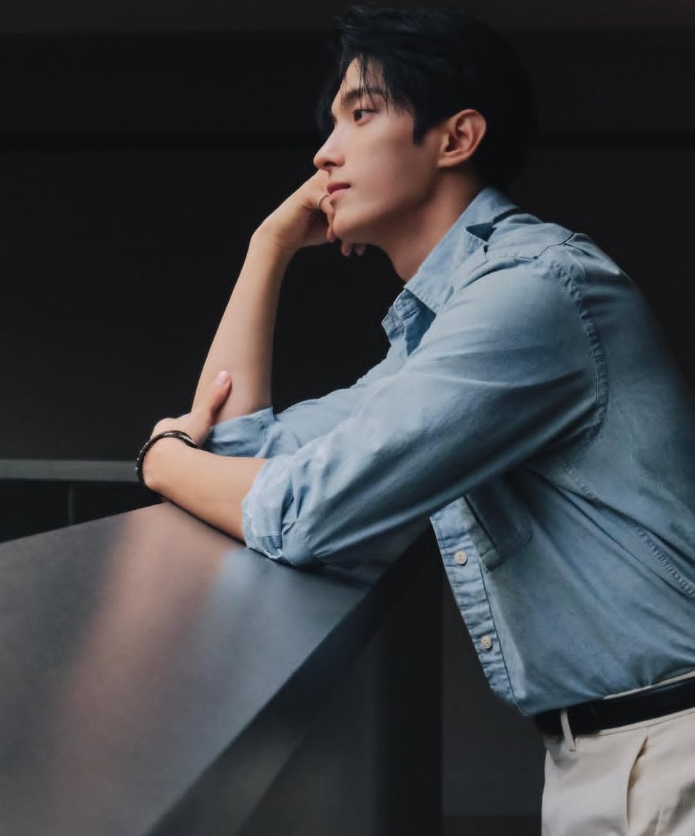 FashionistD's tweet photo. #DOKYEOM stands in front of ESQUIRE wearing POLO RALPH LAUREN 😍💙✨ https://t.co/hiUy4P1gJJ