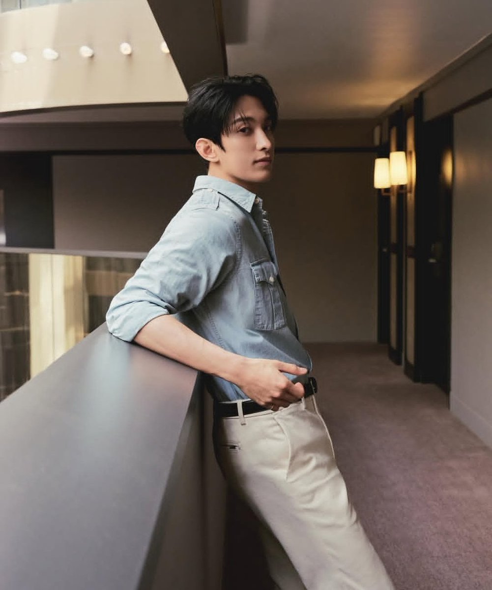 FashionistD's tweet photo. #DOKYEOM stands in front of ESQUIRE wearing POLO RALPH LAUREN 😍💙✨ https://t.co/hiUy4P1gJJ