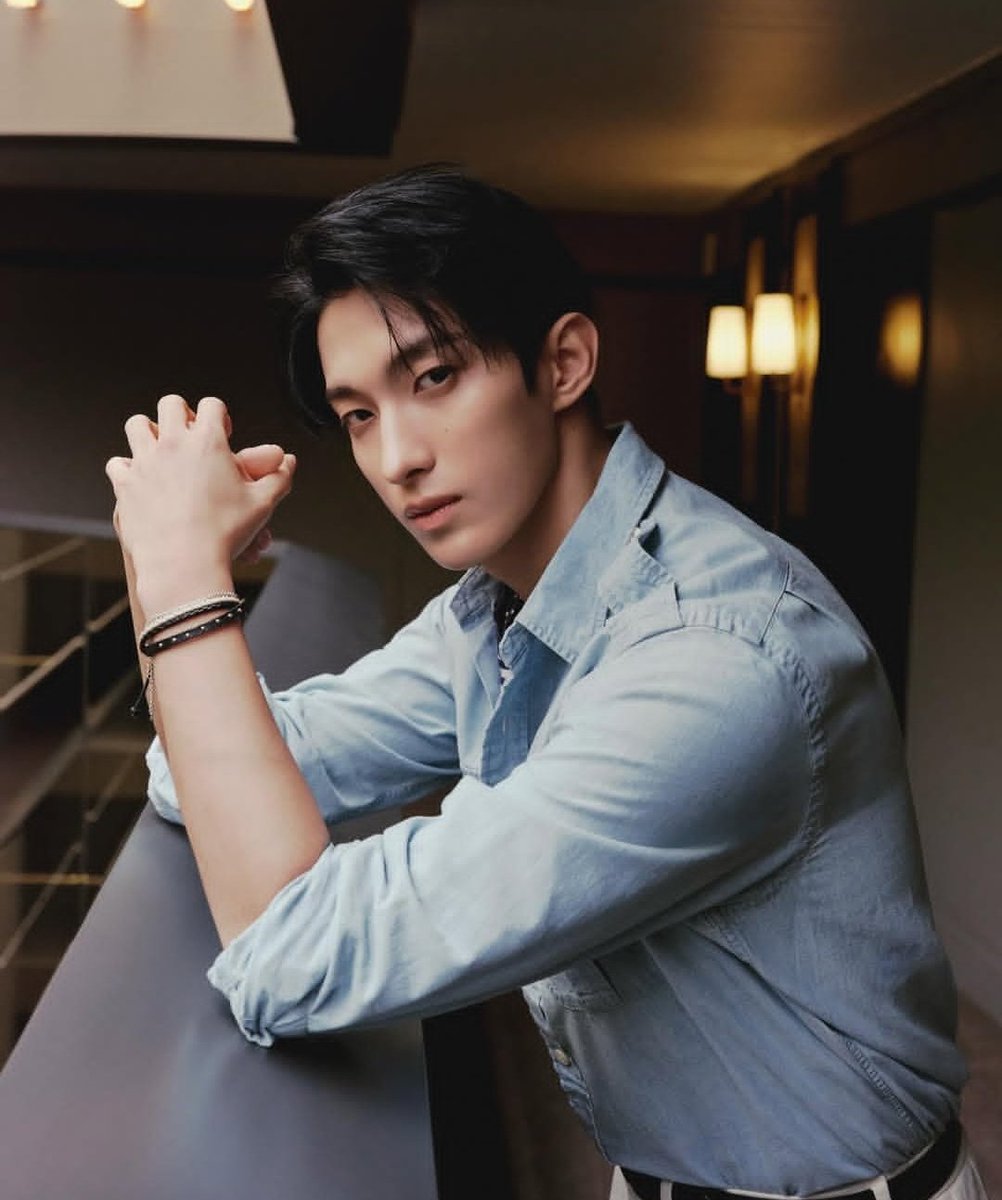 FashionistD's tweet photo. #DOKYEOM stands in front of ESQUIRE wearing POLO RALPH LAUREN 😍💙✨ https://t.co/hiUy4P1gJJ